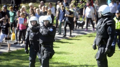 Poliser övervakar demonstrationer i Åbo.