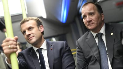 Emmanuel Macron och Stefan Löfven på väg till Volvo-fabriken i Göteborg under EU-toppmötet i Göteborg den 17 november 2017. 