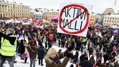 Tusentals personer deltar i fackförbundens manifestation mot aktiveringsmodellen för arbetslösa.