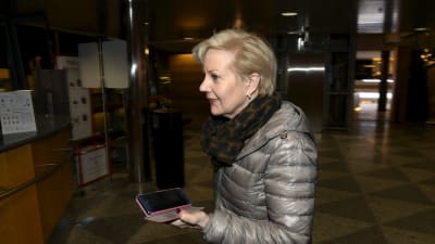 Suvi Lindén på flygplatsen i Helsingfors-Vanda. 