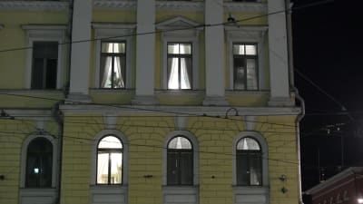 En bild på statsrådsborgen och statsministerns fönster där det lyser.