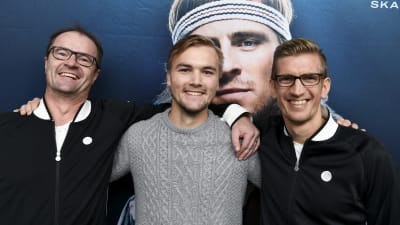 Veli Paloheimo, Henrik Sillanpää och Jarkko Nieminen poserar framför plansch av Björn Borg.