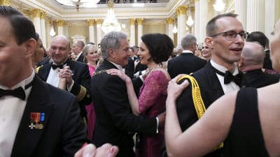 Jenni Haukio och Sauli Niinistö dansar på slottsbalen.