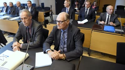 Mikko Paatero med sin advokat i Helsingfors tingsrätt