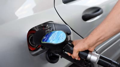 Biobränsle tankas i en bil.