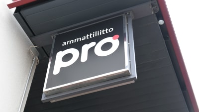 Skylt med texten "ammattiliitto Pro".