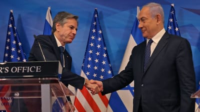Antony Blinken och Benjamin Netanyahub skakar hand under en presskonferens
