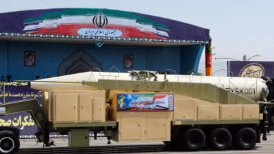En missil på ett lastbilsflak i Iran.