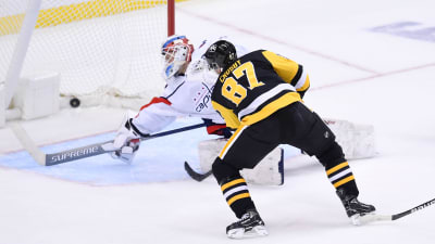 Pittsburghs Sidney Crosby överlistar Washingtons målvakt Vitek Vanecek och avgör matchen.
