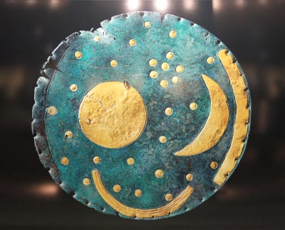 Himmelsskivan i Nebra, ett bronsåldersföremål med symboler föreställande objekt på himlavalvet.