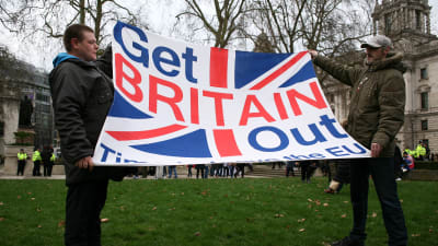 Brittisk flagga med texten: Get Britain Out