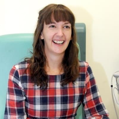 Hymyilevä Pauline Cafferkey sairaalatuolissa