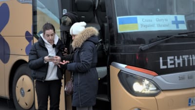 Tara ja Igor Kovalenko ottavat vastaan ensimmäistä bussiin nousevaa pakolaista Puolan ja Ukrainan rajan tuntumassa.