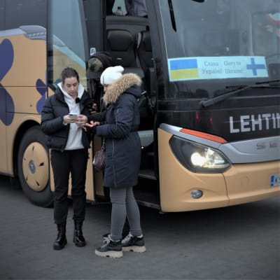 Tara ja Igor Kovalenko ottavat vastaan ensimmäistä bussiin nousevaa pakolaista Puolan ja Ukrainan rajan tuntumassa.