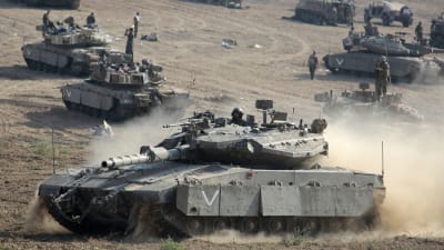 Israels militär på gränsen till Gaza.