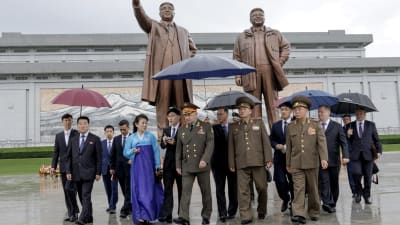 På onsdagen besökte Rysslands försvarsminister Sergej Sjojgu monumentet över Kim Il-Sung och Kim Jong-Il på Mansuberget i Pyongyang. 