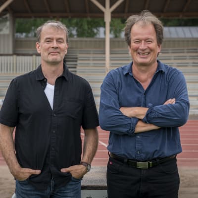 Veljekset Kjell ja Mårten Westö Eläintarhan urheilukentällä