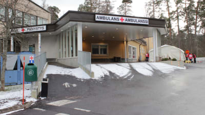 Ett tält byggs utanför ett sjukhus