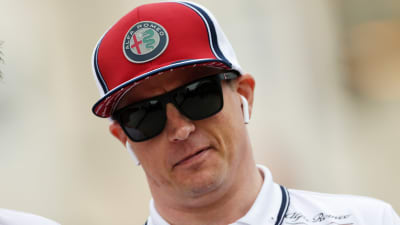 Kimi Räikkönen ser sammanbiten ut.