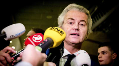 Geert Wilders talar med journalister efter att han tvingats erkänna sig besegrad i valet.