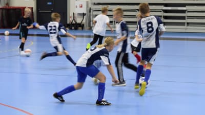 Barn spelar fotboll i Folksam Arena i Sjundeå.