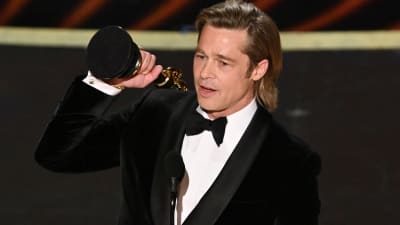 Brad Pitt håller i sin nyvunna Oscar för bästa manliga biroll.