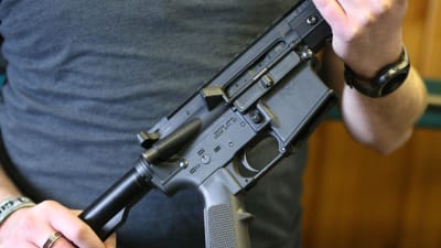 En AR-15. Samma typ av halvautomatiskt gevär som gärningsmannen använde i skolskjutningen i Parkland.