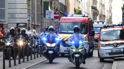 Ambulanser och poliser i centrala Lyon efter en bombexplosion. 