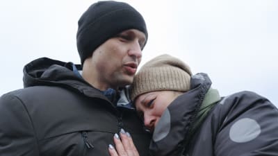 Ivan Katisjevs mamma Ljudmila kramade om honom då han äntligen frigivits.