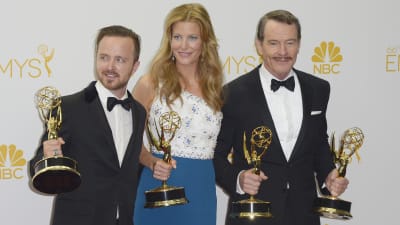 Aaron Paul, Anna Gunn och Bryan Cranston från serien Breaking Bad vid Emmygalan i Los Angeles 25.8.2014.