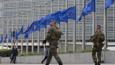 Sorgflaggning utanför EU-kommissionen i Bryssel.