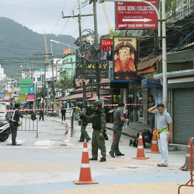 Poliser och vägspärrar nära stranden Patong där en bomb exploderade under fredagsmorgonen.