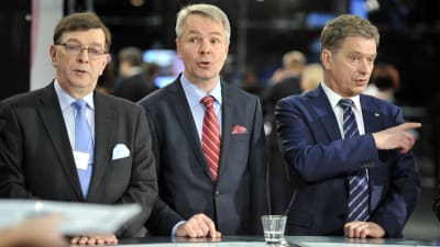 Paavo Väyrynen och Pekka Haavisto var Sauli Niinistös främsta utmanare också i presidentvalet 2012. Här står trion sida vid sida under valvakan för sex år sedan.