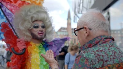 Ditlev Tamm står i Köpenhamn under Pridefestivalen och pratar med en skäggig dragqueen klädd i regnbågens färger.