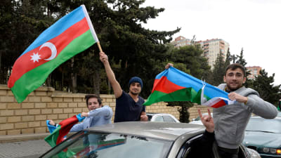 Unga män i Azerbajdzjans huvudstad Baku firade nyheten om erövringen av Sjusja på söndagen. 