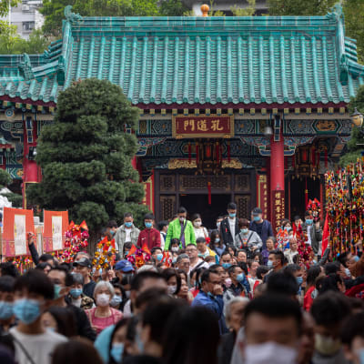 Hongkongbor som firar nyår bär ansiktsmasker efter att Hongkong utfärdade nödläge på grund av coronaviruset. Bland annat skolor och universitet är stängda till den 17 februari.
