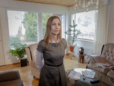 Huoneistokeskuksen ja SKV.n liiketoiminnanjohtaja Anu-Elina Hintsa espoolaisessa omakotialossa, joka on/oli myytävänä maaliskuussa 2020.
