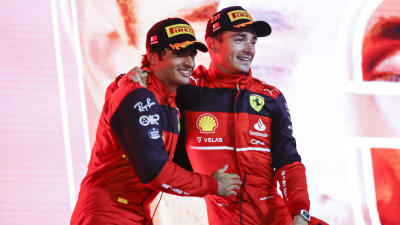 Carlos Sainz och Charles Leclerc omfamnar varandra.