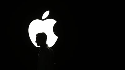 En man går förbi en Apple-logo i San Francisco 9.9.2015