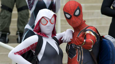 Två maskerade personer utklädda till superhjältar