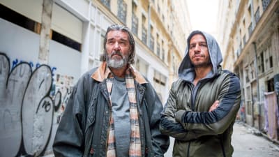Karaktärerna Tom Stilton och Ababs står på en schabbig gata i Marseille.