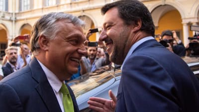 Italiens inrikesminister Matteo Salvini omfamnar sin vän Ungerns premiärminister Viktor Orbán. Milano 28.8. 2018