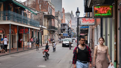 Den berömda gatan Bourbon Street i New Orleans, Louisiana. 