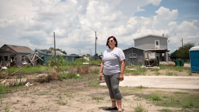 Tanya Fazende står på gårdsplanen till sitt hus i Lafittem Louisiana.