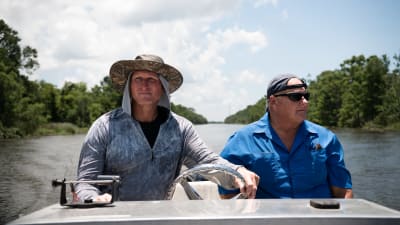 Joey Martin och Calvin Guidry åker båt i Jean Lafitte, Louisiana.