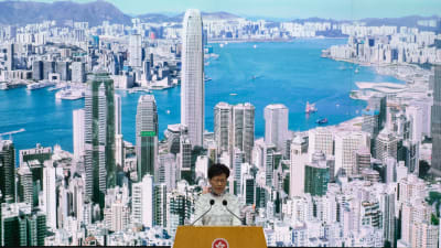 Hongkongs chefsminister Carrie Lam under presskonferensen i Hongkongregeringens högkvarter i Hongkong på lördagen. 