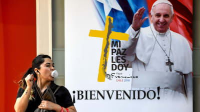 Påven Franciskus välkomnas till Chile.