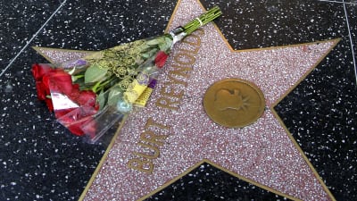 Rosor vid Burt Reynolds stjärna på Walk of fame.