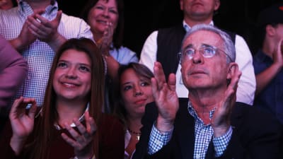 Ex-presidenten och senatorn Álvaro Uribe deltog i en valvaka i Medellin.  