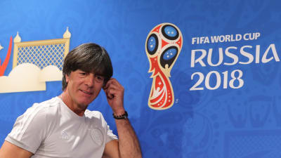 Joachim Löw under en presskonferens.